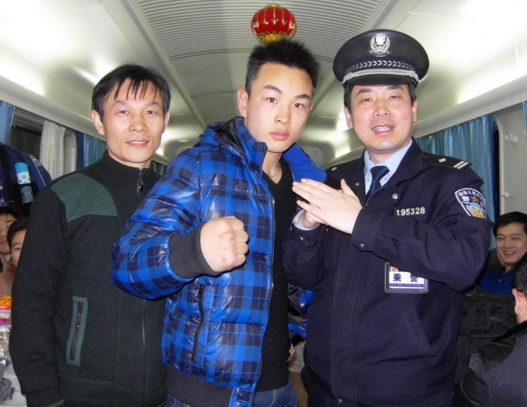 图为列车乘警与铁英华父子在餐车交流武林礼仪和切磋擒拿格斗技术要领