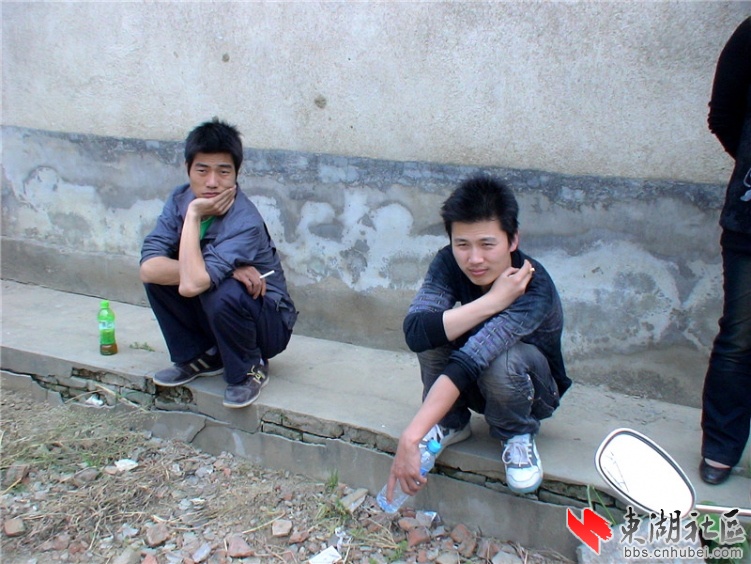 这谁蹲在墙角呢?
