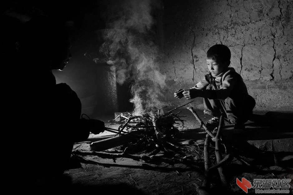 因为贫穷 他们的童年失去了色彩