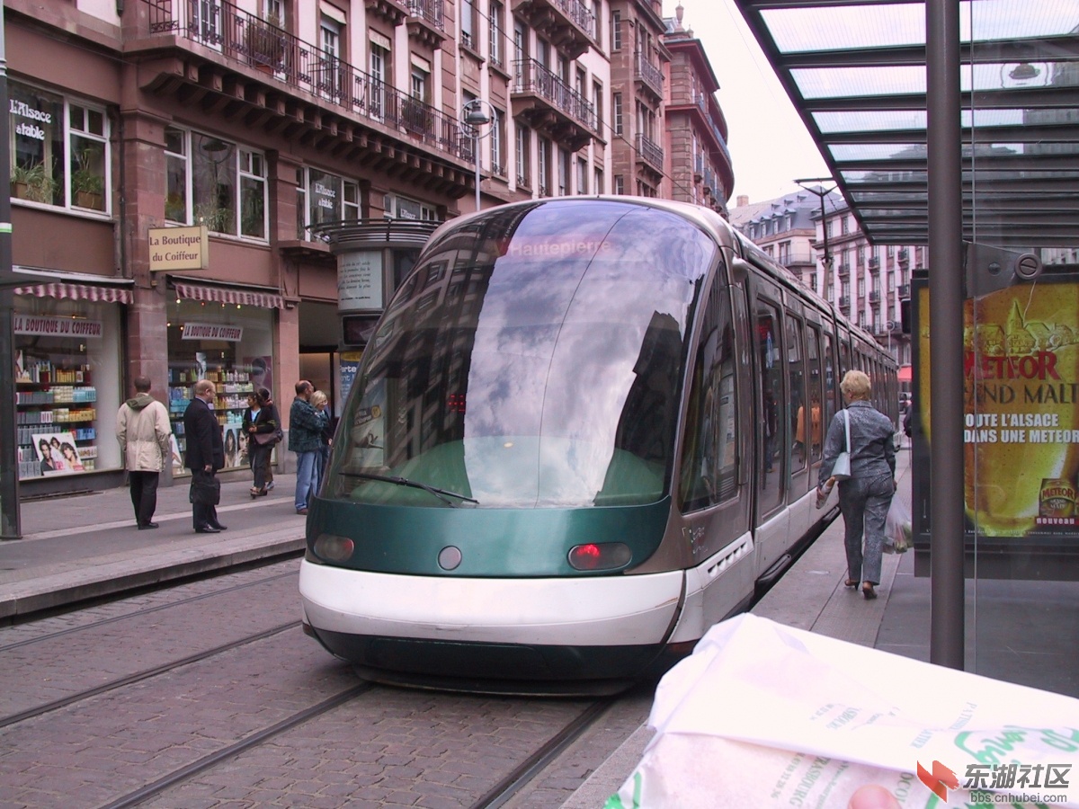 还不如在夷陵大道搞有轨电车(tram/grl,路面轻轨).