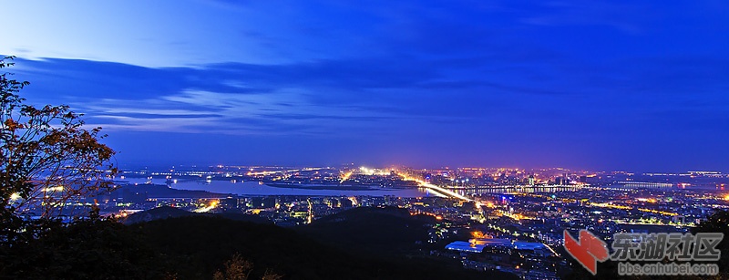 虎头山上看襄阳夜景