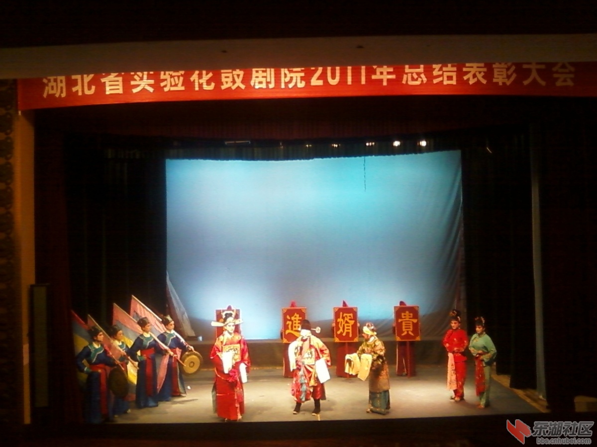 建设戏剧之都观看潜江市荆州花鼓戏演出