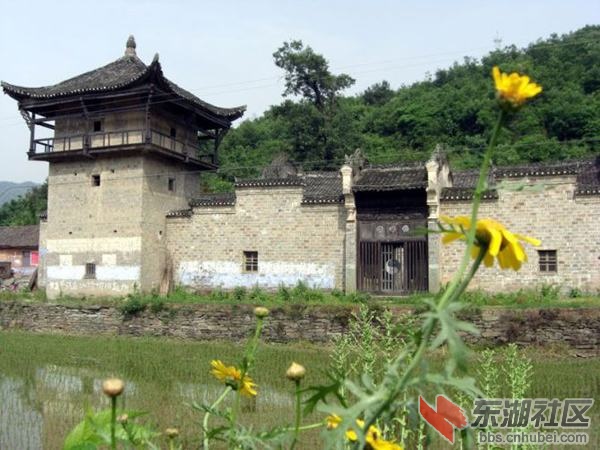 文/保康王        位于丹江口市浪河镇黄龙村水田畈浪河庄园,因山庄