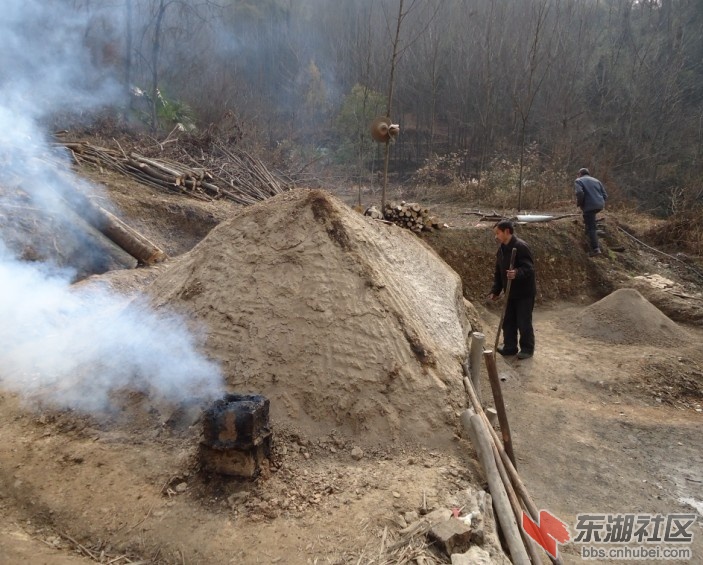 是怎样炼成的——图说木炭  窑材加满后,岳父把窑材点燃,然后封闭土窑