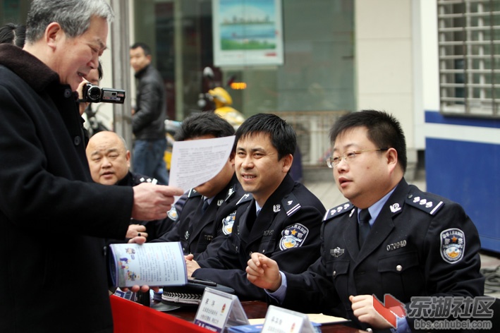 龙泉派出所定期开展所长街头接访日流动警务室长驻街头