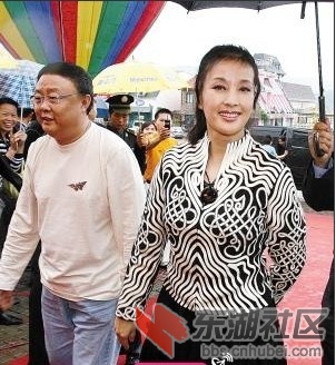 刘晓庆回乡素颜照被扒,不老神话不攻自破!