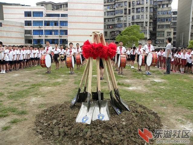 鄂州市明塘小学举行塑胶运动场开工典礼