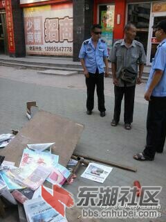 周围店铺怨气连天.这一群土匪.整天袒胸露乳躺在武泰闸花园小区北门.