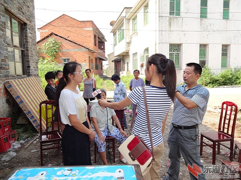 苦命女夏巧云接受记者采访