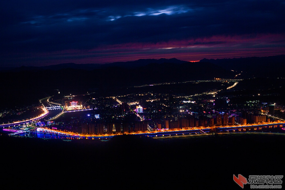 郧西的美在夜景 白天看非常一般 .