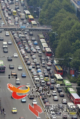 昨天下午高峰时段,石牌岭至中南路出现严重堵车. 记者胡伟鸣