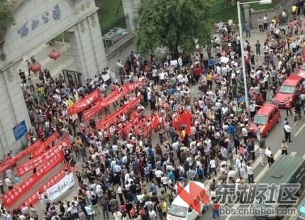 下午14时许,中国100多个大中小城市,镇的百万名群众聚集在广场进行