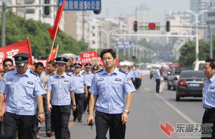 荆门市公安局副局长王文忠带领民警为游行护航