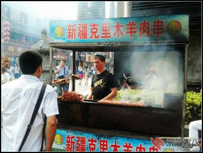 卖烤羊肉串的新疆人.