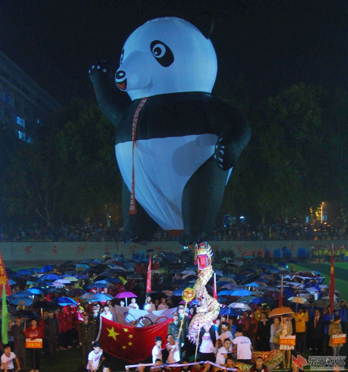 2012地大秋季教工运动会吉祥物熊猫十分引人注目