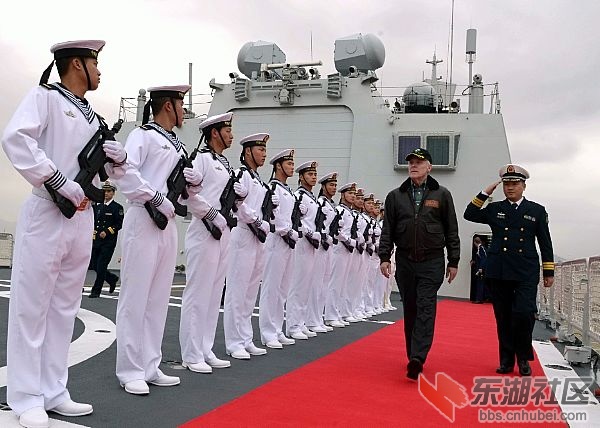 美海军部长访东海舰队 登徐州舰及长城221艇(图)