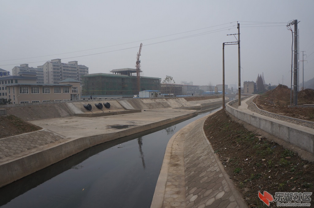 琵琶山南路南渠,已经整治过了 琵琶山南路桥东侧