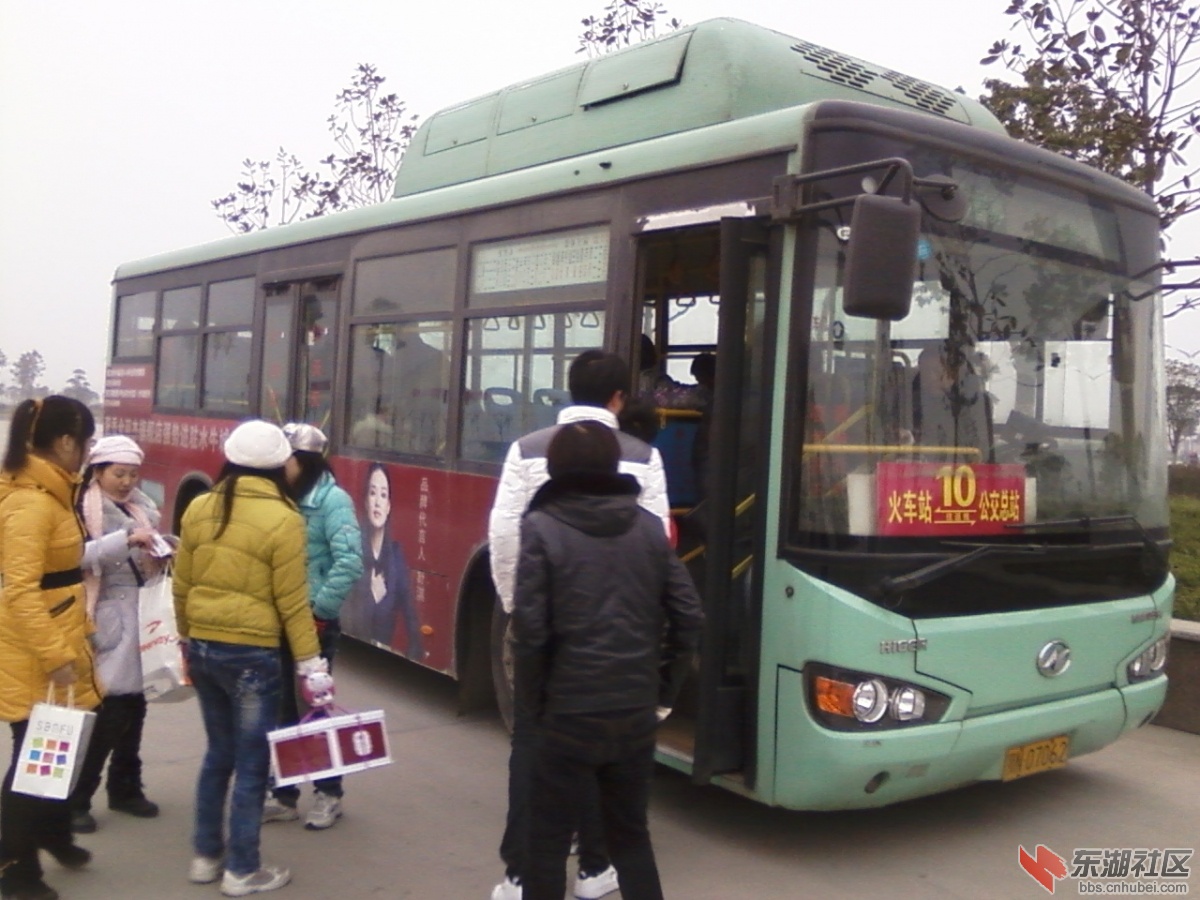 潜江火车站的公交车