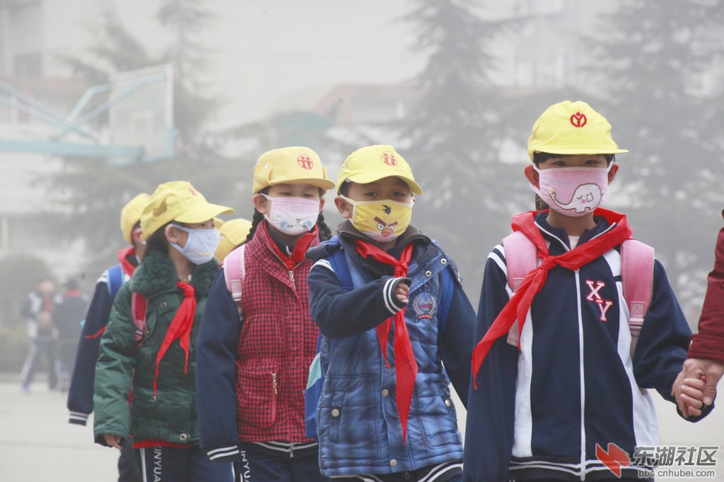 济南空气污染严重学生戴口罩上学