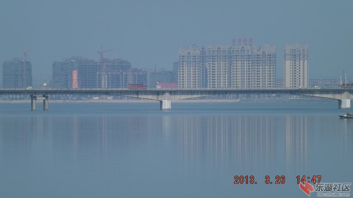 老河口滨江风景秀丽,让游人流连.