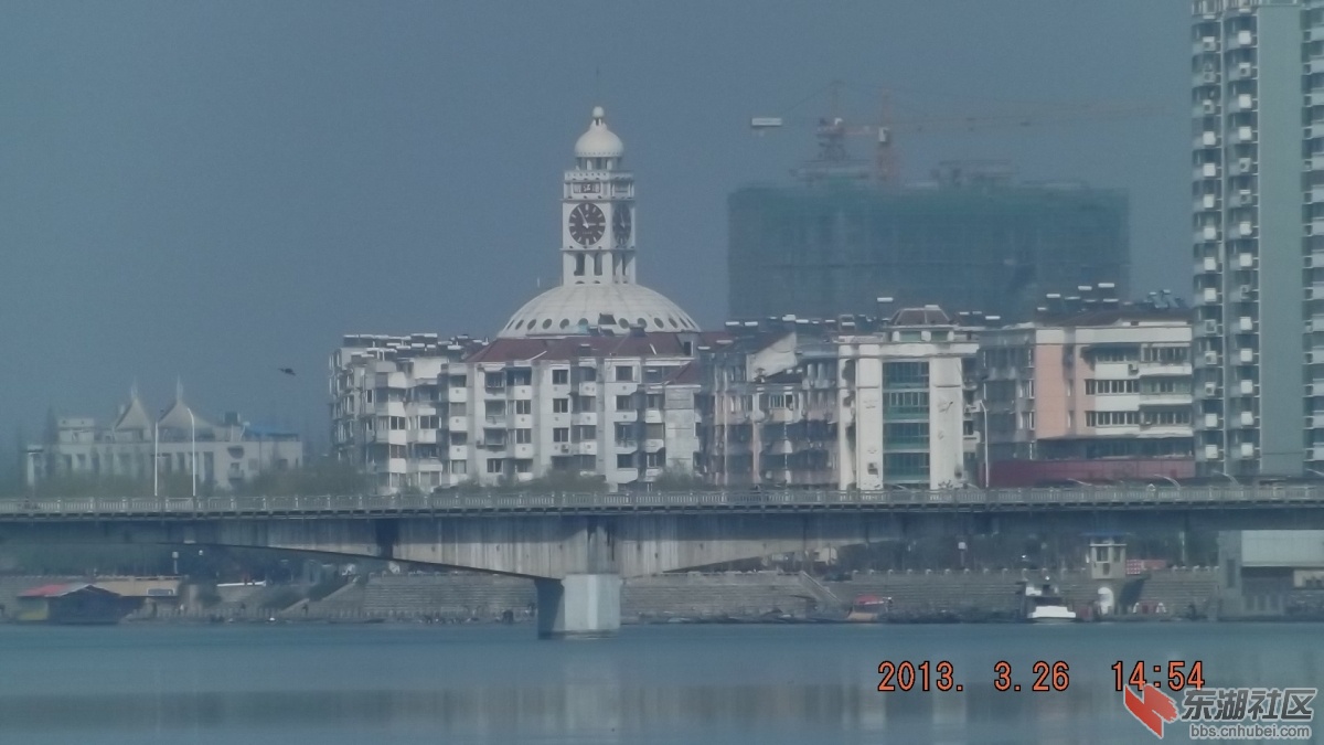 老河口滨江风景秀丽,让游人流连 .