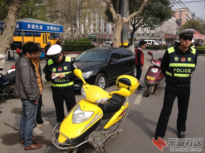 摩托车,驾乘人员未佩戴安全头盔等3种情形进行查处,对查获的无证驾驶