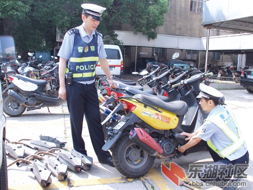 日前,孝感交警采取突击行动,查获了38台非法改装摩托车