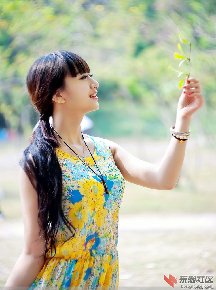美女踏青