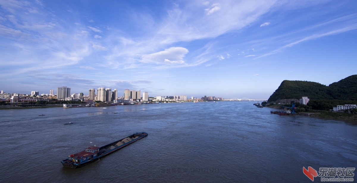 从夷陵长江大桥上看宜昌美景