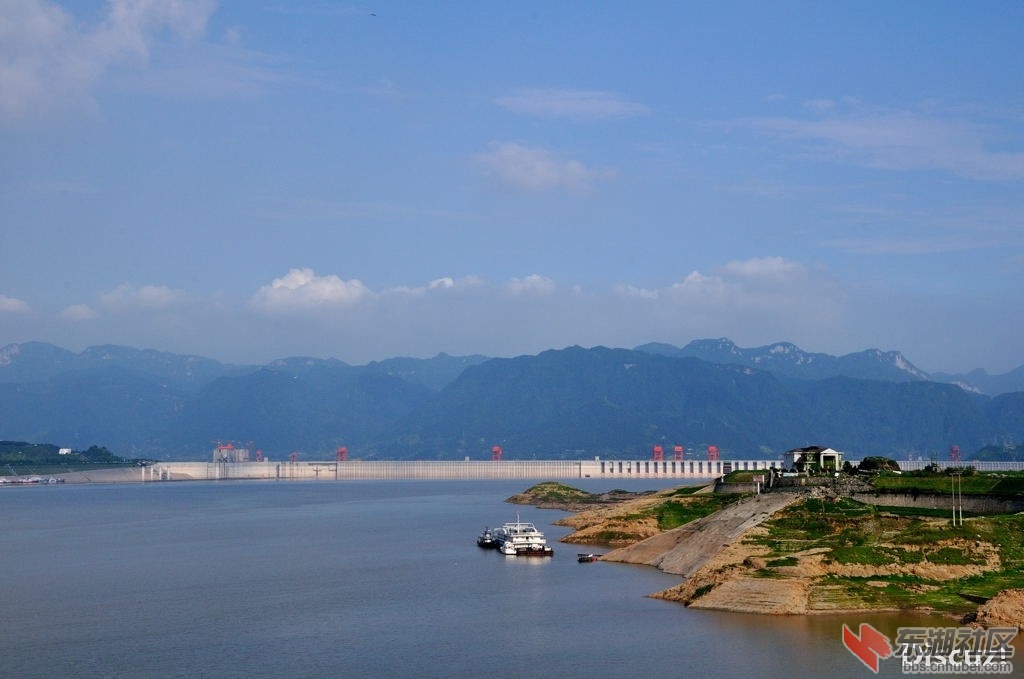 在秭归县城看三峡大坝