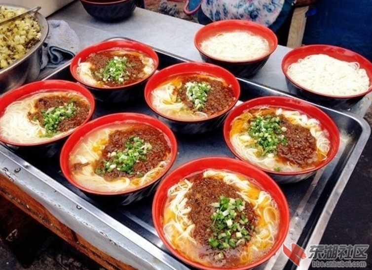 除了襄阳牛肉面—襄阳本地的特色美食还有很多