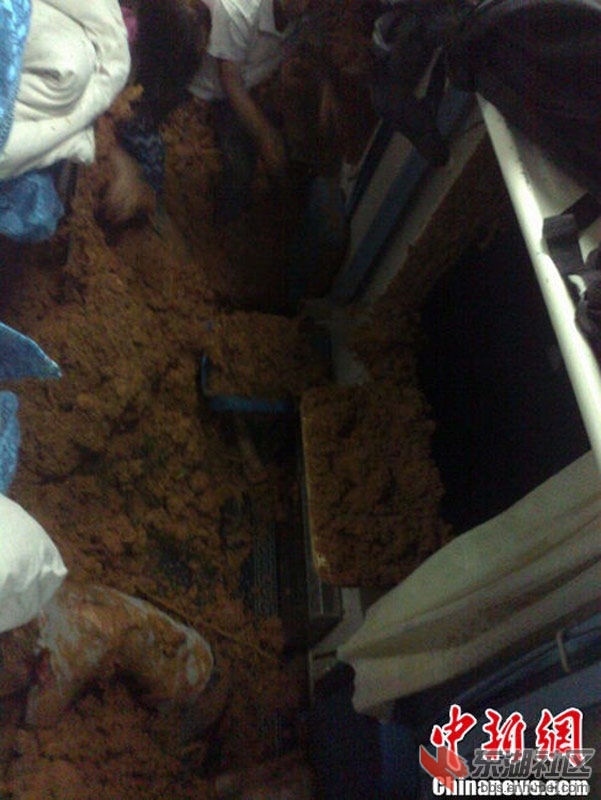 广州至襄阳k642次列车遭遇泥石流2乘客瞬间被埋