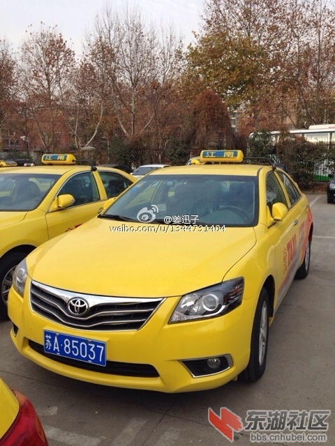 南京新出租车的颜色刷成黄色的了,大家觉得怎么样?