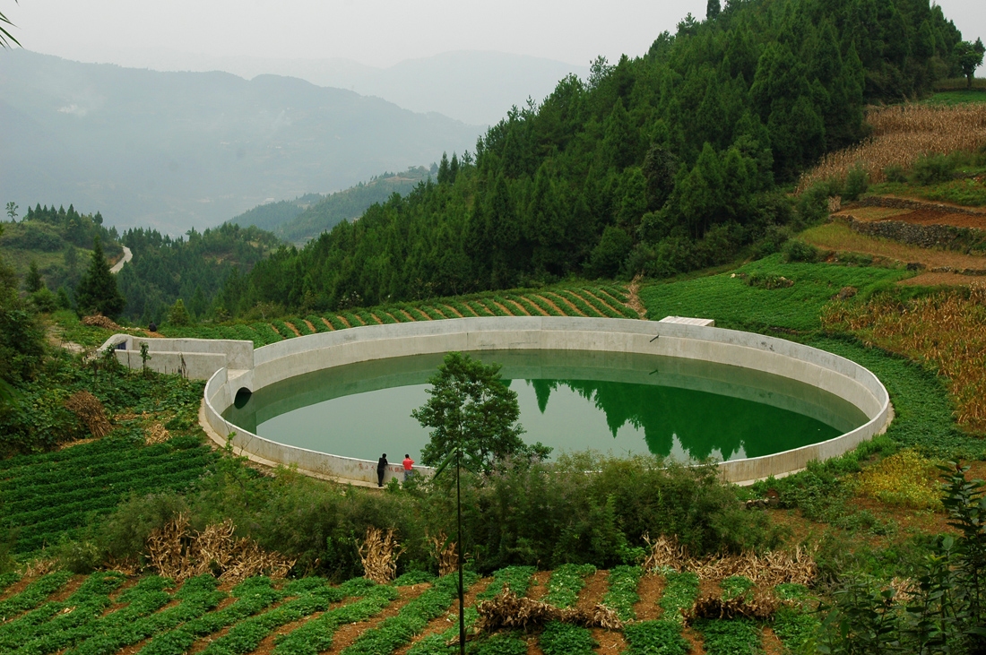 山间水池