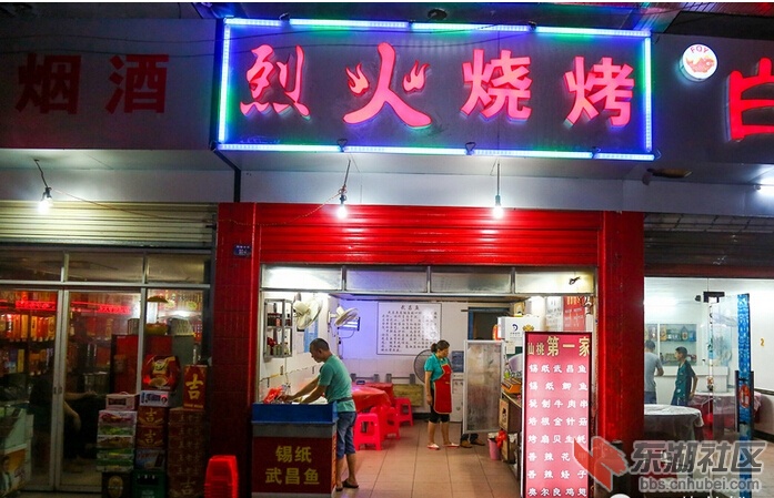 走进仙桃特色"锡纸烤鱼"店—烈火烧烤