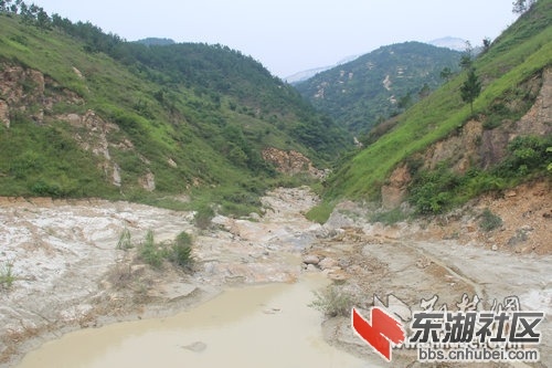 沿着北边的一条往上,不足两公里便到了白鸭山山麓 ,一条从山上流下来