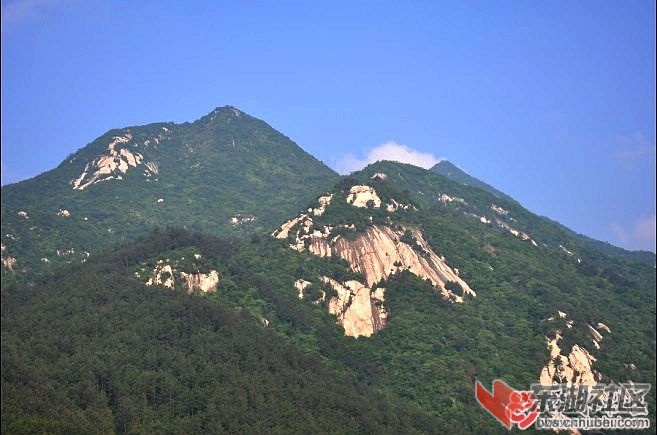 合武铁路麻城木子店的杉林河水库洗马长岭关沿线风景