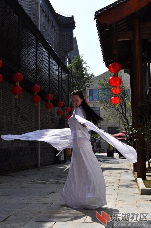 黄州古街飘逸靓丽的持剑侠女