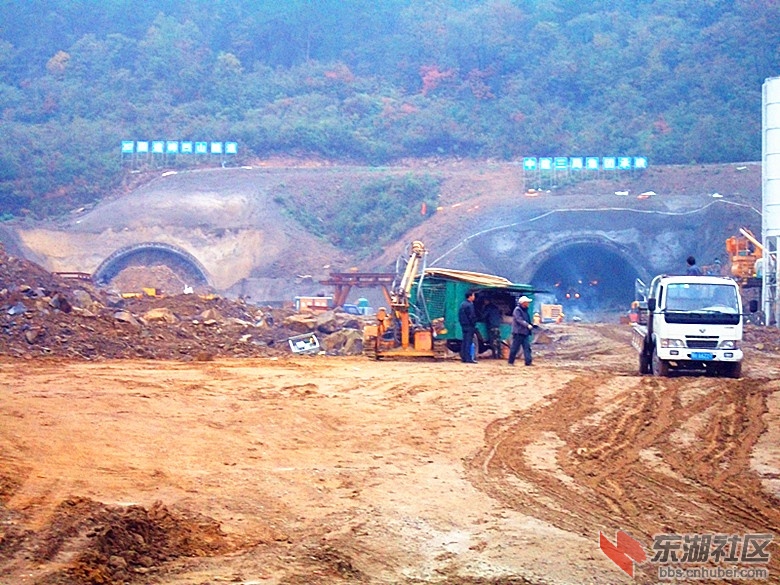 荆门绕城高速碑窝山双隧道巳形成掘进洞口了有图