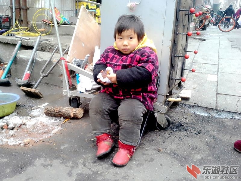 路边烤红薯家的小女孩