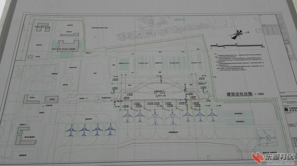 扩建工程主要有三个方面:跑道从2400米延长到2600米,新建8个停机位