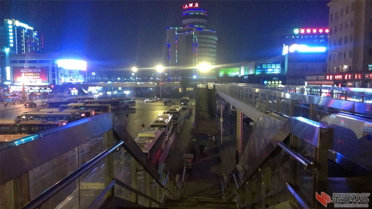 襄阳火车站的夜晚