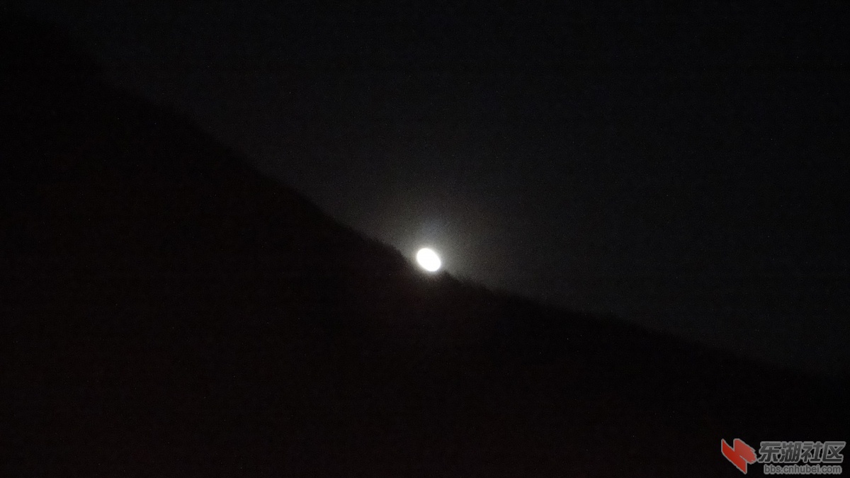 月亮挂在半山腰