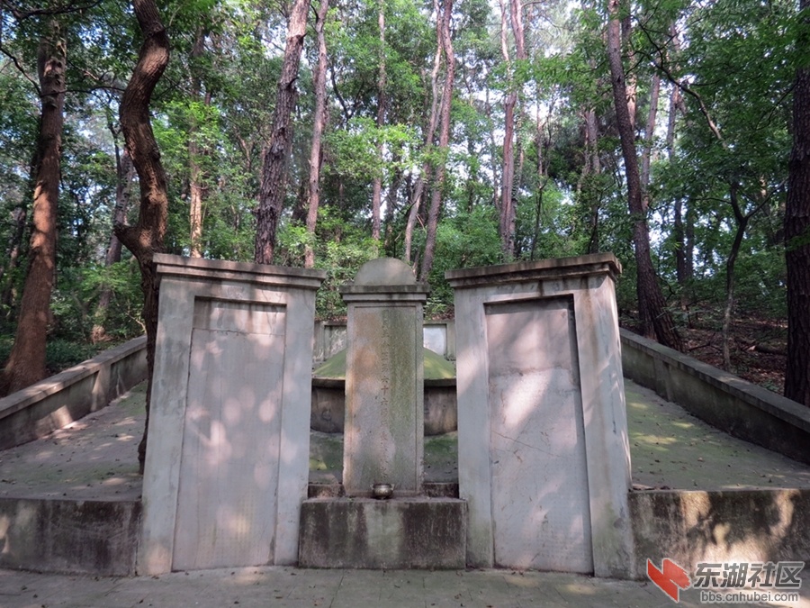 【参观伏虎山烈士陵园】