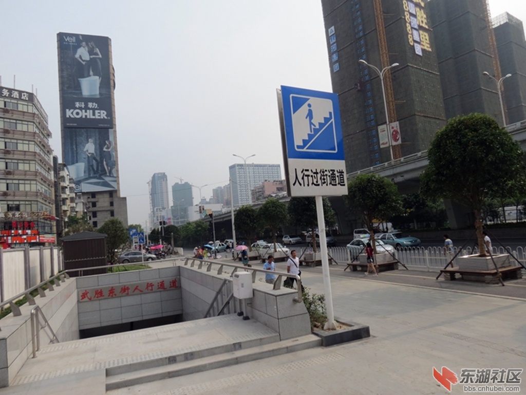 今年五月,武胜路地下通道开通,可是无人走地下通道,因为地下