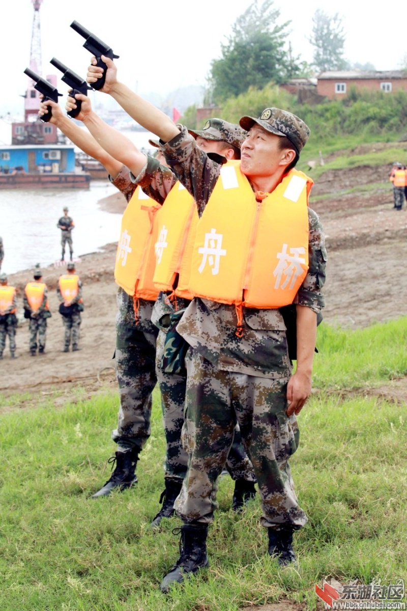 长江天堑辟通途湖北省军区某舟桥旅进行实兵演练