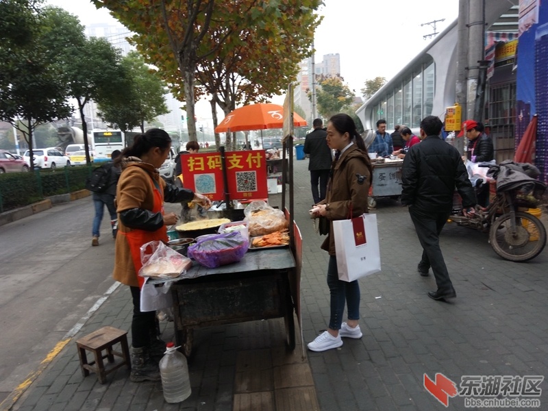 的摊贩,还挂个二维码牌子,原来扫码也能买煎饼,小摊贩也赶上新潮流了