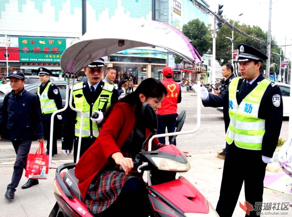 孝昌县副县长,公安局长黄三银与执勤民警一同上路查纠违章.