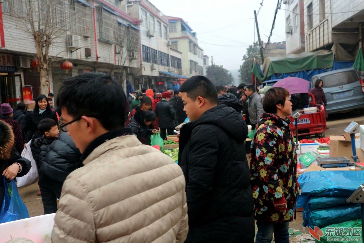 随北小林镇:小雨挡不住办年货人的脚步!