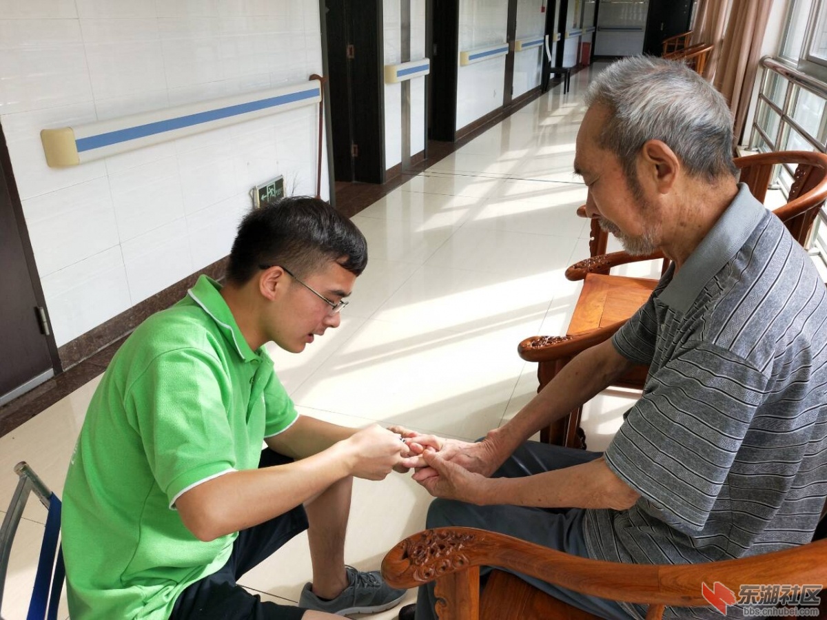 湖北医药学院学子志愿服务:用心关爱,暖心陪伴